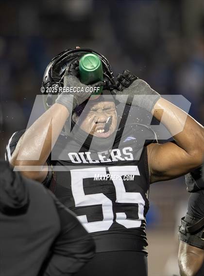 Thumbnail 2 in Dickinson vs. Pearland (UIL Football 6A D1 Area) photogallery.