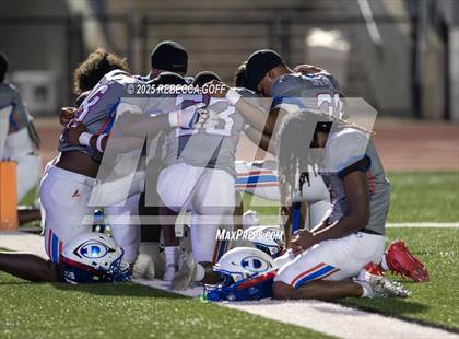 Thumbnail 2 in Dickinson vs. Pearland (UIL Football 6A D1 Area) photogallery.