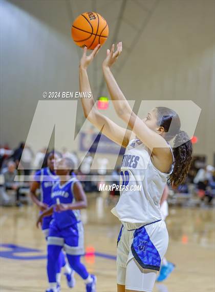 Thumbnail 2 in John Marshall vs. Dillard (She Got Game Classic) photogallery.