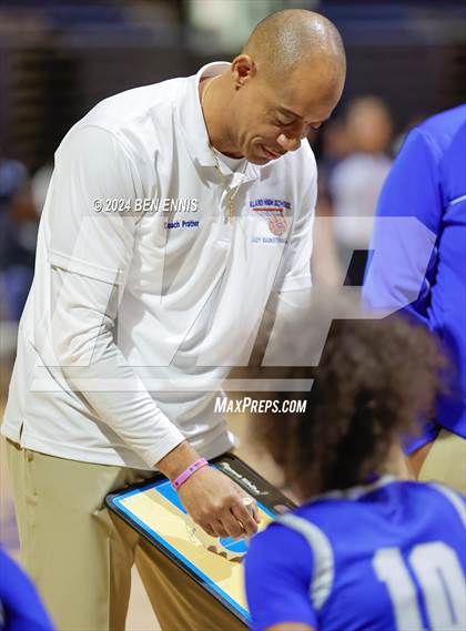 Thumbnail 3 in John Marshall vs. Dillard (She Got Game Classic) photogallery.