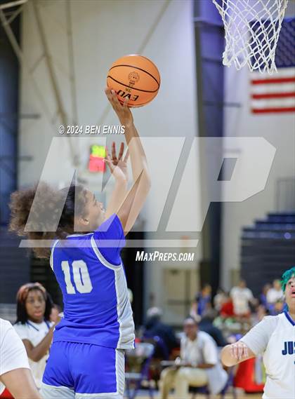 Thumbnail 3 in John Marshall vs. Dillard (She Got Game Classic) photogallery.