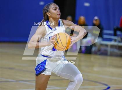 Thumbnail 3 in John Marshall vs. Dillard (She Got Game Classic) photogallery.