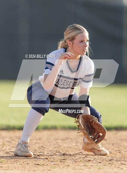 Thumbnail 3 in College Park @ Caney Creek photogallery.