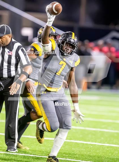 Thumbnail 2 in St. Frances Academy vs. Mater Dei (Trinity League vs. USA Showcase) photogallery.