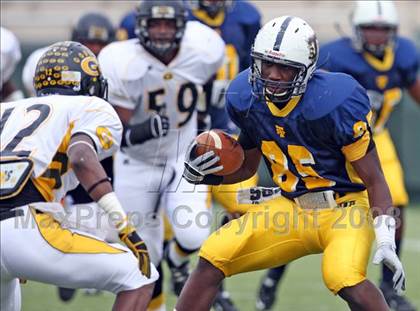 Thumbnail 2 in Garland vs. Stony Point (Texas 5A D1 Region II Regional Playoff) photogallery.