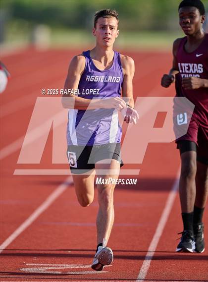 Thumbnail 2 in Lake Houston Conquerors Invitational (3200M) photogallery.