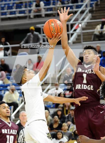 Thumbnail 1 in Breaux Bridge vs. Leesville (LHSAA 4A Semifinal) photogallery.