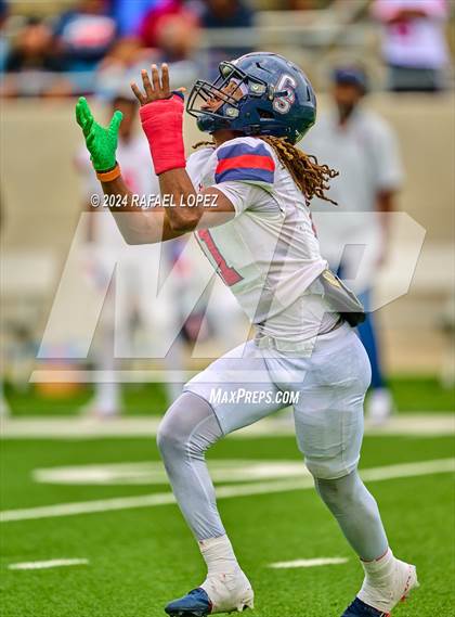 Thumbnail 2 in Cypress Springs vs. Tomball (UIL 6A D2 Football Bi-District) photogallery.