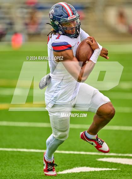 Thumbnail 2 in Cypress Springs vs. Tomball (UIL 6A D2 Football Bi-District) photogallery.
