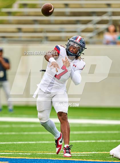 Thumbnail 2 in Cypress Springs vs. Tomball (UIL 6A D2 Football Bi-District) photogallery.