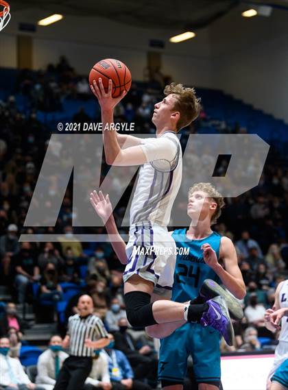 Thumbnail 3 in Farmington vs. Lehi (UHSAA 5A Final) photogallery.