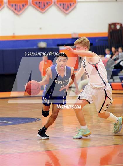 Thumbnail 3 in Roslyn vs Manhasset (Section VIII Class A First Round Playoff) photogallery.