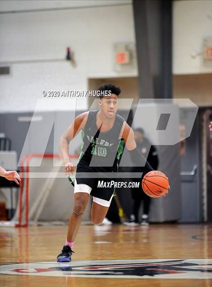 Thumbnail 3 in Farmingdale vs. Chaminade (LUHI Invitational Tournament)  photogallery.
