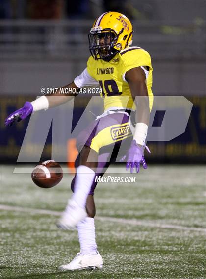 Thumbnail 3 in Lynwood vs. Warren photogallery.