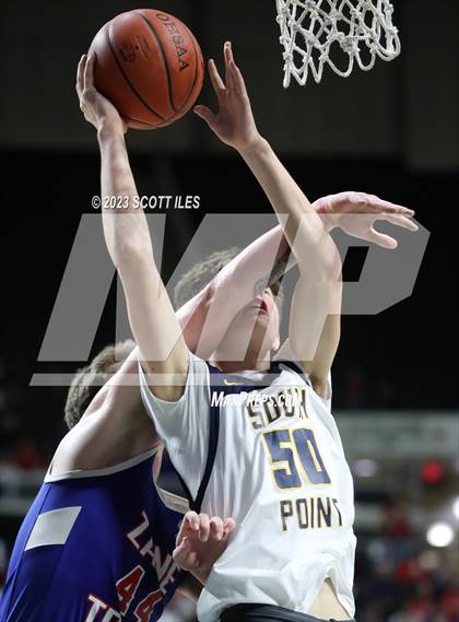 Thumbnail 1 in Zane Trace vs. South Point (OHSAA D3 District Final) photogallery.