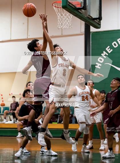 Thumbnail 3 in Dilley vs. Jones (Maverick Classic) photogallery.