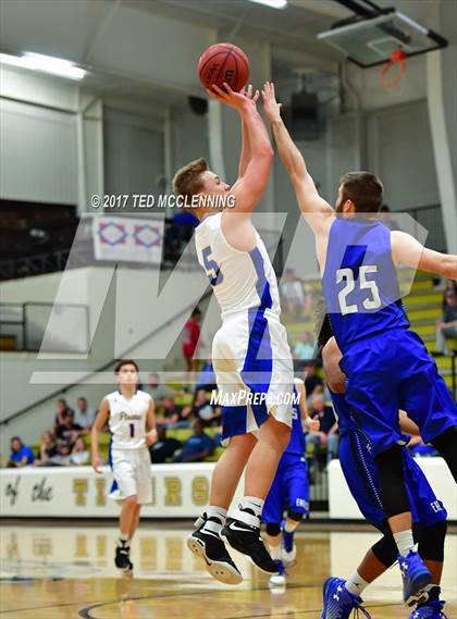 Thumbnail 1 in Cedarville vs. Paris  (AAA 3A Regional playoff) photogallery.