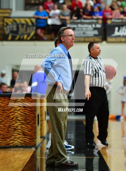 Thumbnail 2 in Cedarville vs. Paris  (AAA 3A Regional playoff) photogallery.