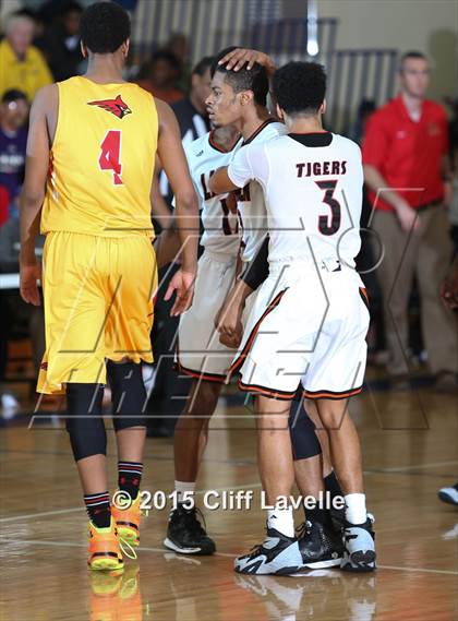 Thumbnail 2 in Calvert Hall vs. Linden (Rotary Roundball Classic Final) photogallery.