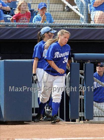 Thumbnail 1 in Minersville vs. Clarion Area (PIAA Class A Final) photogallery.