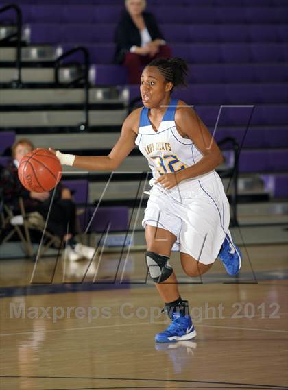 Thumbnail 2 in San Dimas vs. Dana Hills (MaxPreps Holiday Classic) photogallery.