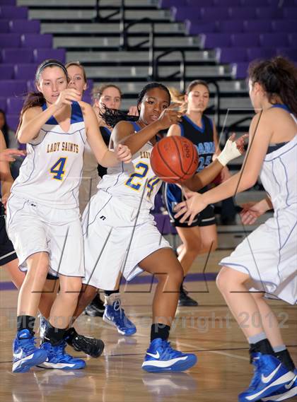 Thumbnail 2 in San Dimas vs. Dana Hills (MaxPreps Holiday Classic) photogallery.