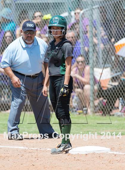 Thumbnail 3 in San Benito vs. Southwest (UIL 5A Regional Semifinal) photogallery.