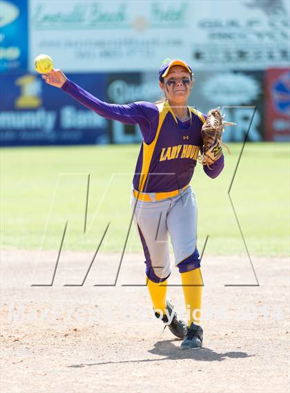 Thumbnail 3 in San Benito vs. Southwest (UIL 5A Regional Semifinal) photogallery.