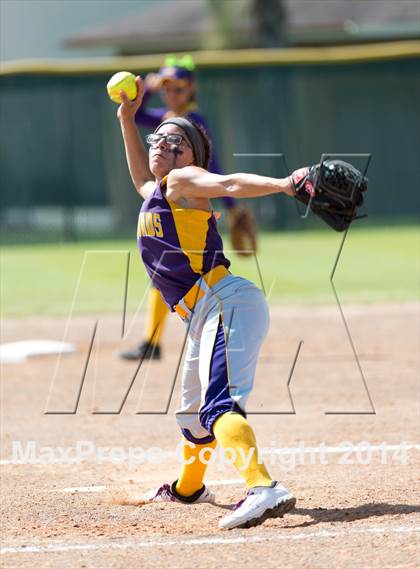 Thumbnail 3 in San Benito vs. Southwest (UIL 5A Regional Semifinal) photogallery.