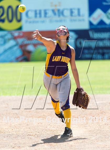Thumbnail 3 in San Benito vs. Southwest (UIL 5A Regional Semifinal) photogallery.