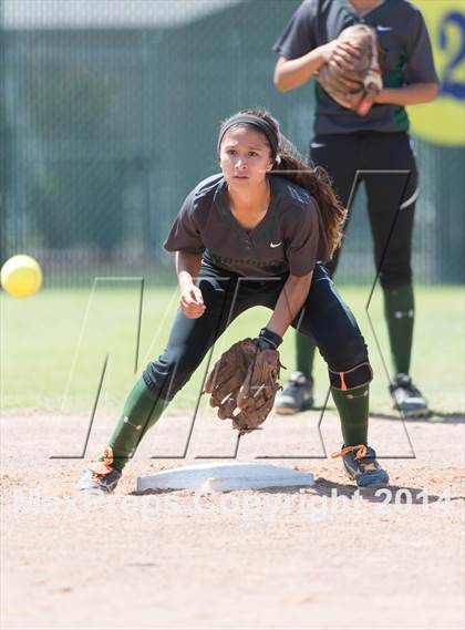 Thumbnail 1 in San Benito vs. Southwest (UIL 5A Regional Semifinal) photogallery.