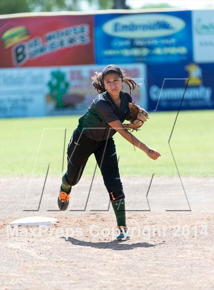 Thumbnail 3 in San Benito vs. Southwest (UIL 5A Regional Semifinal) photogallery.