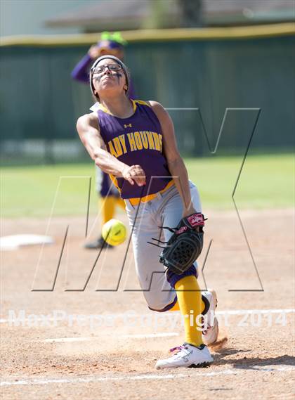 Thumbnail 1 in San Benito vs. Southwest (UIL 5A Regional Semifinal) photogallery.