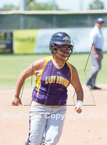 Thumbnail 3 in San Benito vs. Southwest (UIL 5A Regional Semifinal) photogallery.