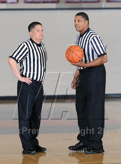 Thumbnail 2 in La Salle vs. Pasadena  (Rose City Roundball Classic) photogallery.