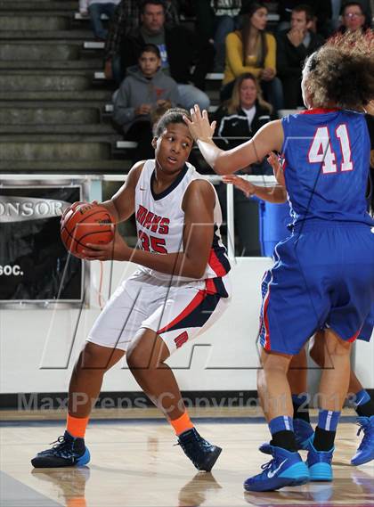 Thumbnail 2 in Manvel vs.  Duncanville (McDonald's Texas Invitational) photogallery.