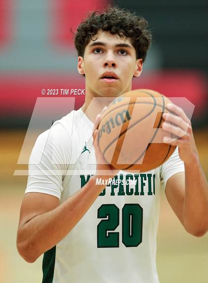 Thumbnail 2 in Mid-Pacific Institute vs. Los Alamitos photogallery.