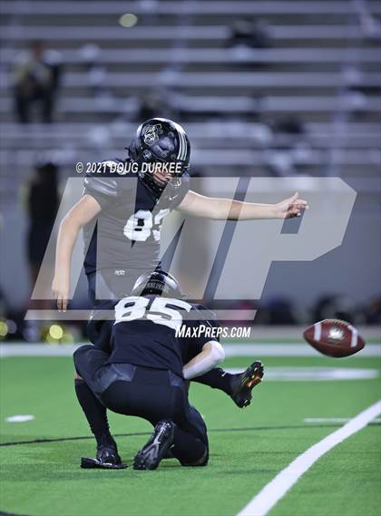 Thumbnail 1 in Cypress Park vs. Tomball (UIL 6A D2 Bi-District Playoff) photogallery.