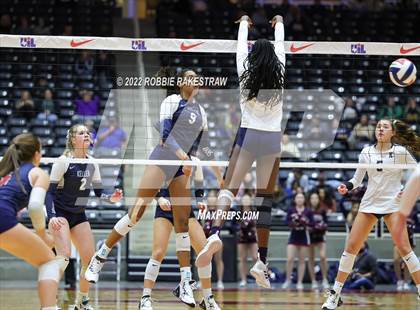 Thumbnail 2 in Tompkins vs. Keller (UIL 6A Semifinal) photogallery.
