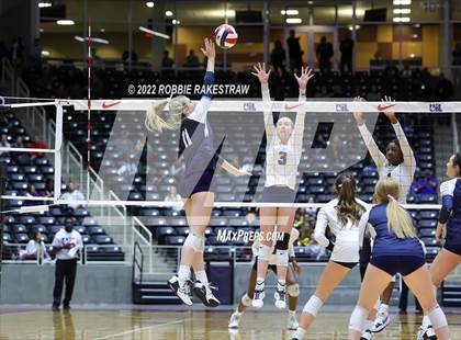 Thumbnail 2 in Tompkins vs. Keller (UIL 6A Semifinal) photogallery.
