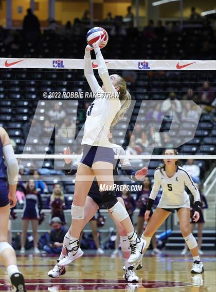 Thumbnail 2 in Tompkins vs. Keller (UIL 6A Semifinal) photogallery.