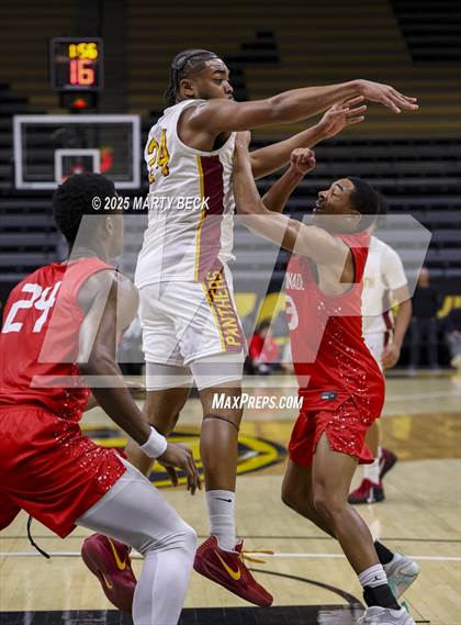Thumbnail 1 in Putnam City North vs Chaminade (Norm Stewart Classic) photogallery.