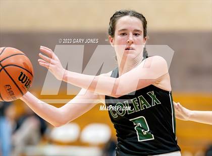 Thumbnail 1 in Whitney vs. Colfax (Chavez Christmas Classic) photogallery.