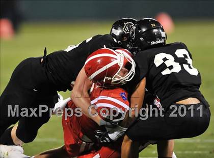 Thumbnail 2 in Mater Dei vs. Servite photogallery.