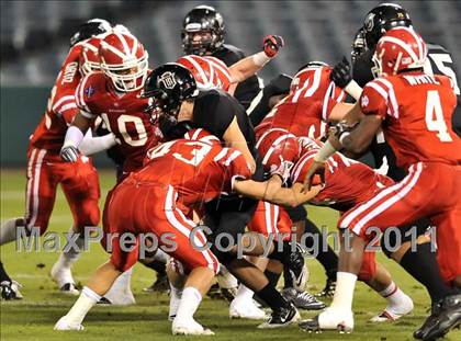 Thumbnail 3 in Mater Dei vs. Servite photogallery.