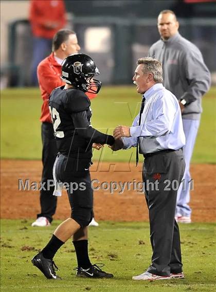 Thumbnail 3 in Mater Dei vs. Servite photogallery.
