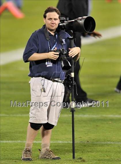 Thumbnail 1 in Mater Dei vs. Servite photogallery.