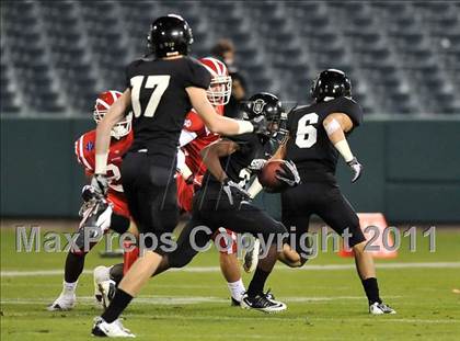 Thumbnail 1 in Mater Dei vs. Servite photogallery.