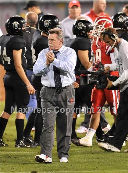 Thumbnail 2 in Mater Dei vs. Servite photogallery.