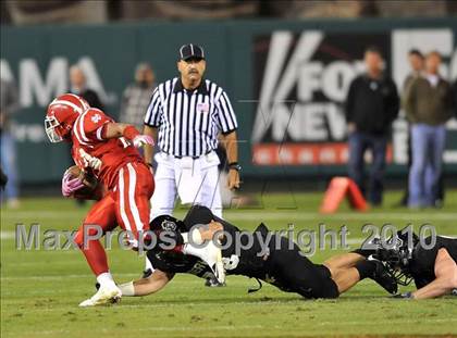 Thumbnail 2 in Mater Dei vs. Servite photogallery.